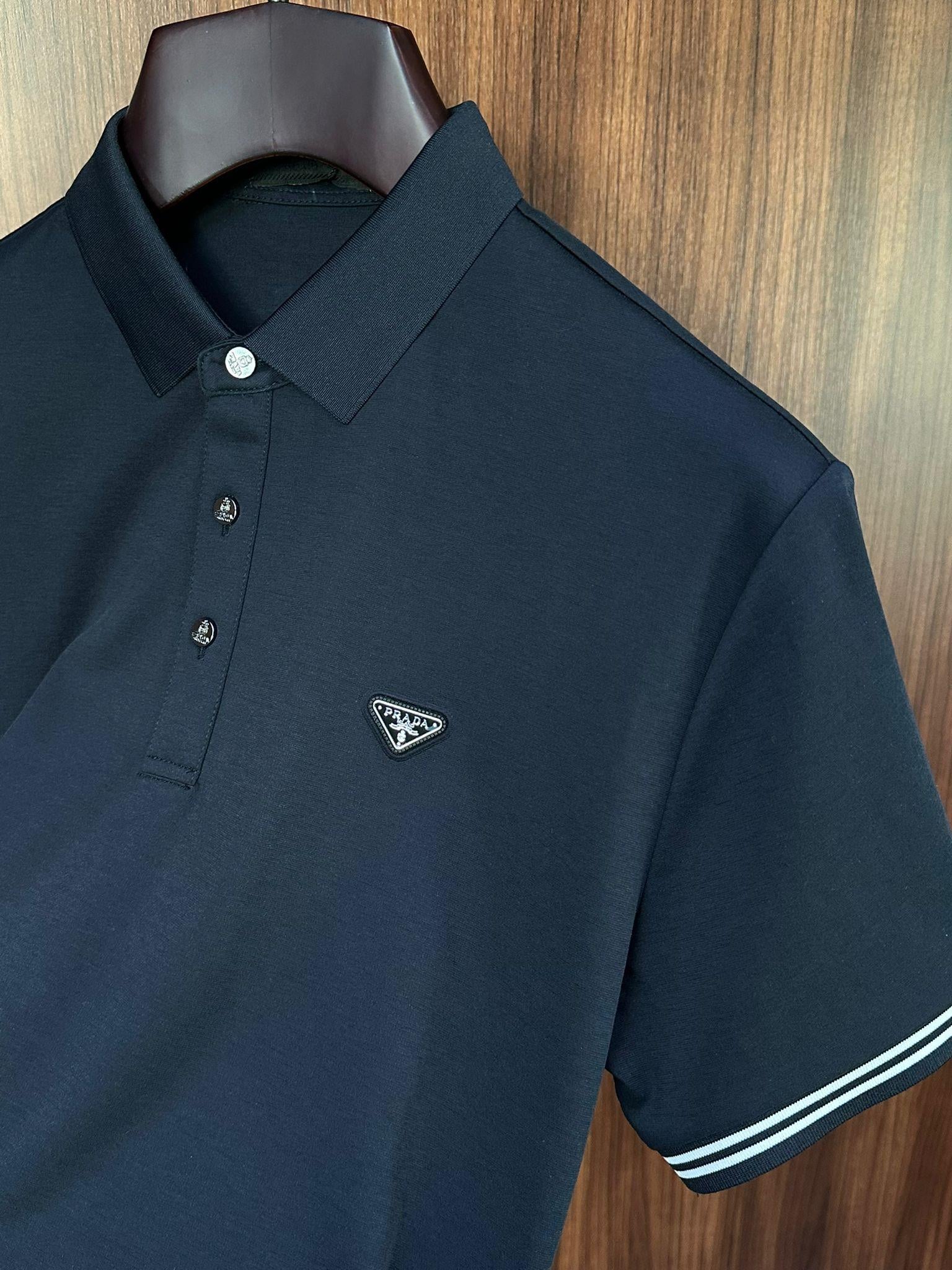 Metal Logolu Yakalı T-Shirt