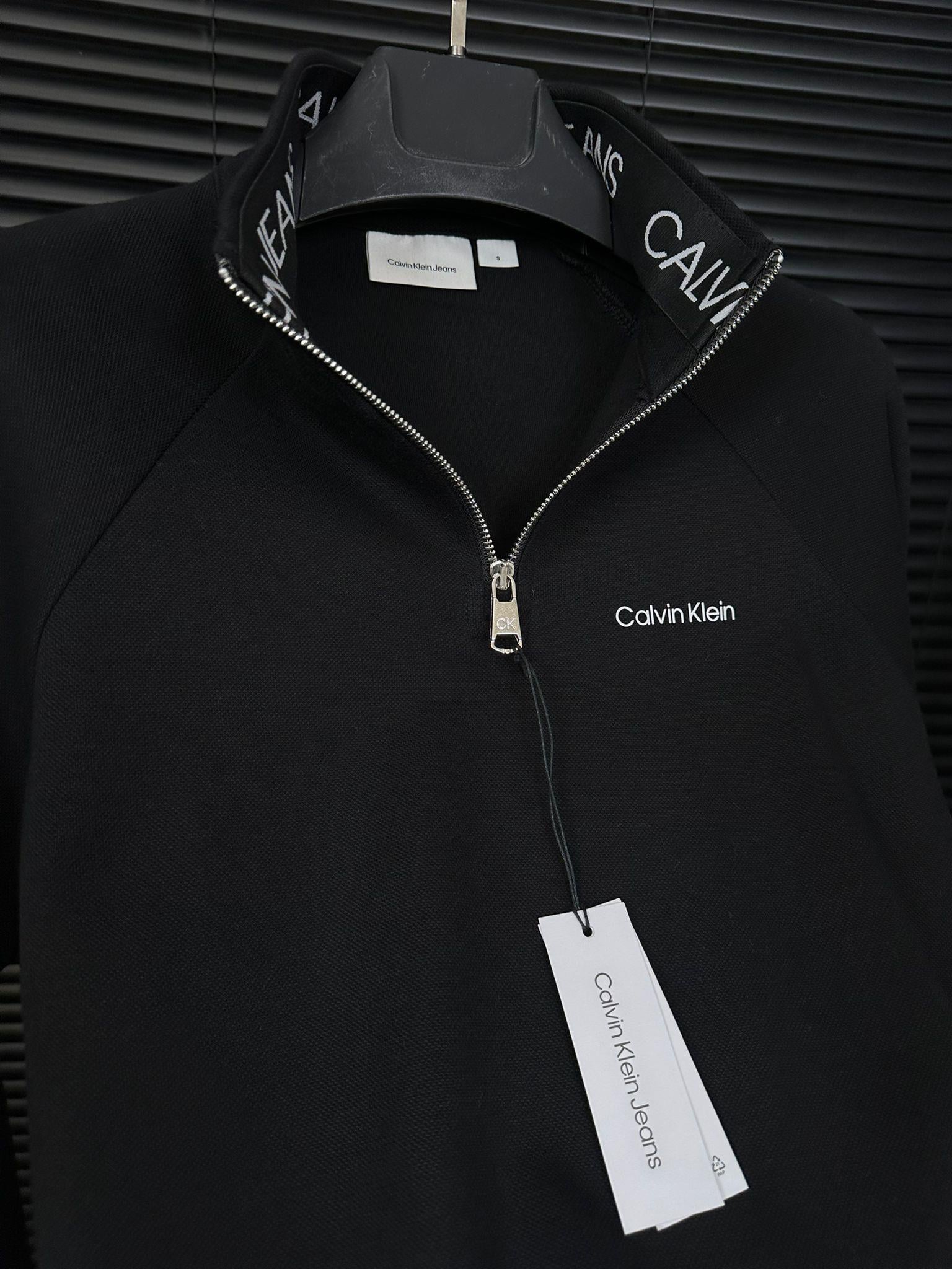 Yaka Yazılı Yarım Fermuarlı Sweatshirt