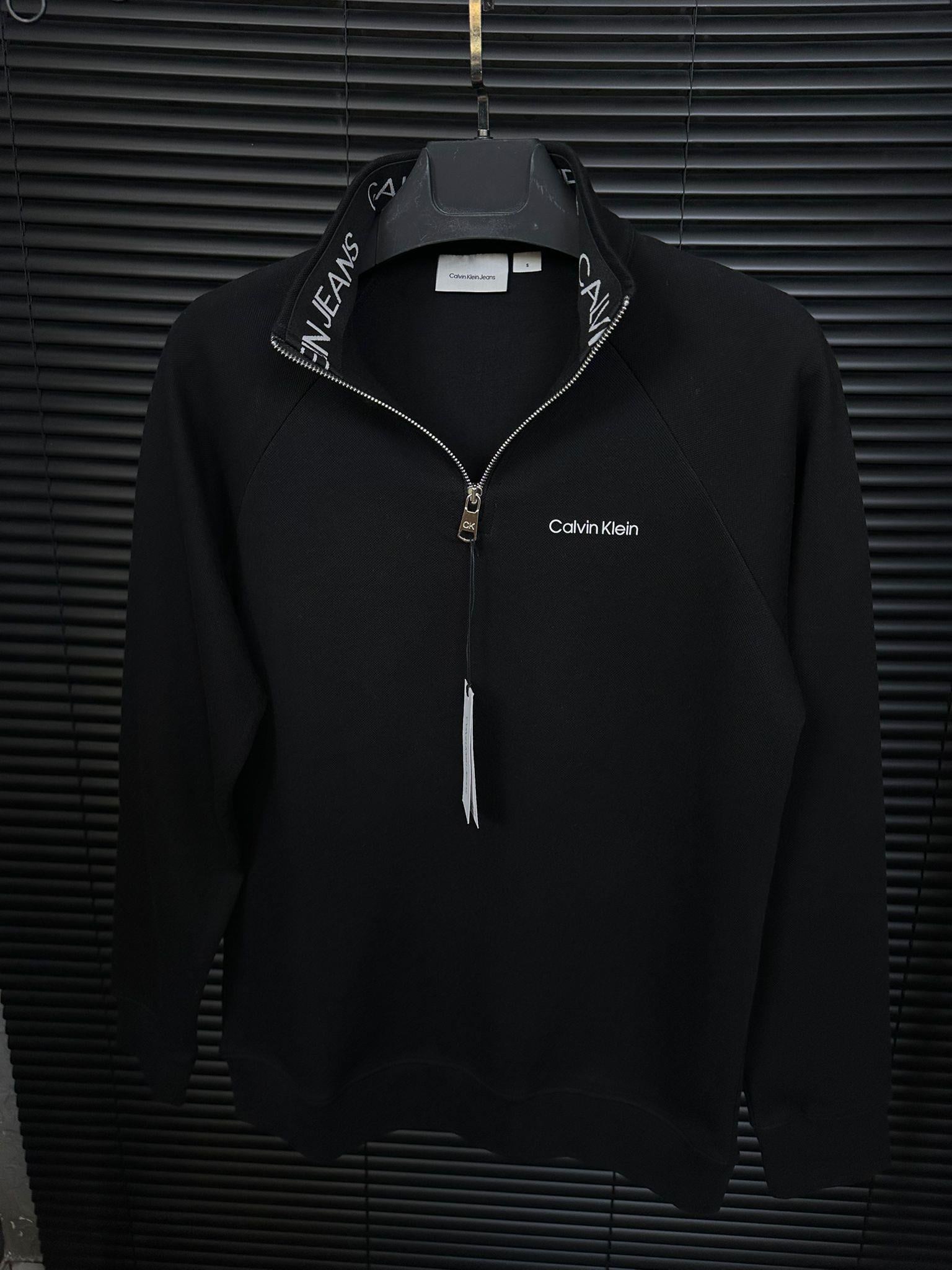 Yaka Yazılı Yarım Fermuarlı Sweatshirt