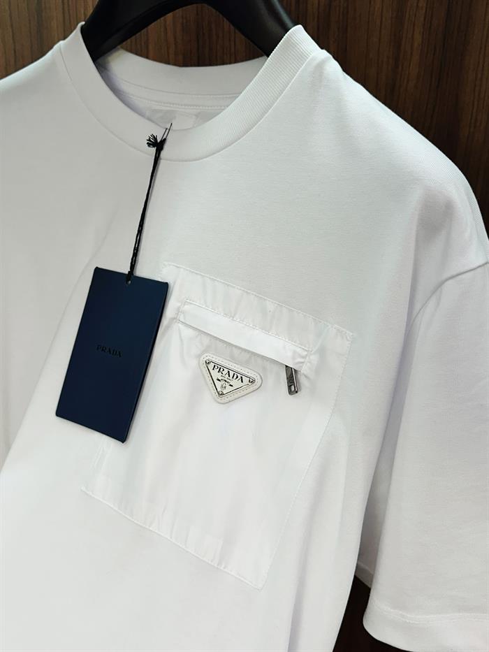 Cep Detaylı Metal Logolu Bisiklet Yaka T-Shirt
