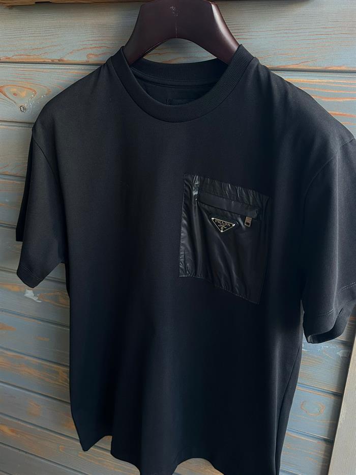 Cep Detaylı Metal Logolu Bisiklet Yaka T-Shirt