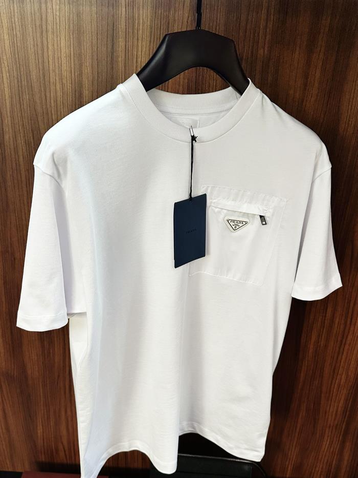 Cep Detaylı Metal Logolu Bisiklet Yaka T-Shirt