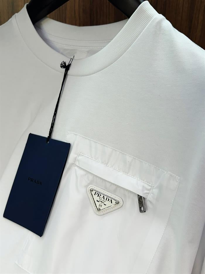 Cep Detaylı Metal Logolu Bisiklet Yaka T-Shirt