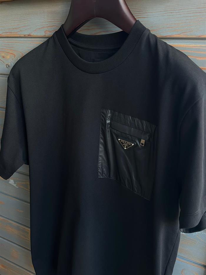 Cep Detaylı Metal Logolu Bisiklet Yaka T-Shirt