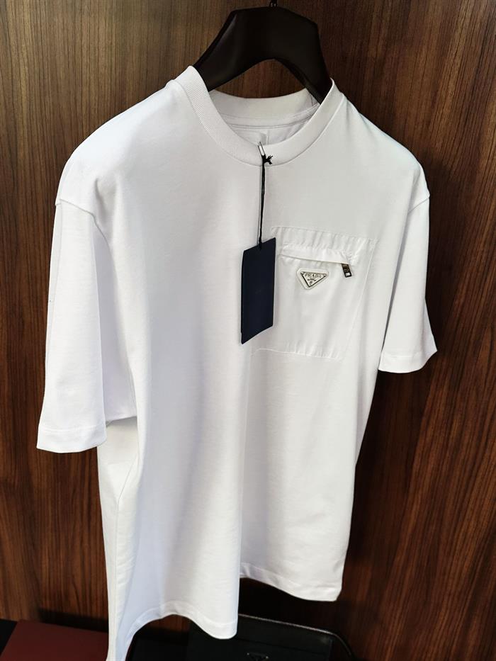 Cep Detaylı Metal Logolu Bisiklet Yaka T-Shirt