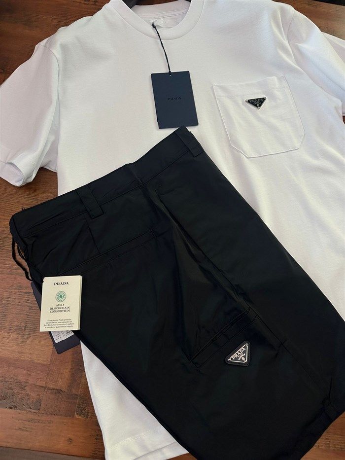Göğüs Cep Detaylı Metal Logolu Basic T-Shirt
