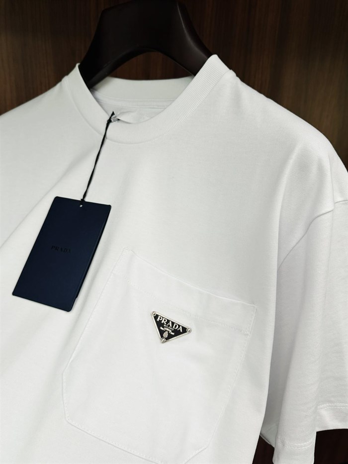Göğüs Cep Detaylı Metal Logolu Basic T-Shirt