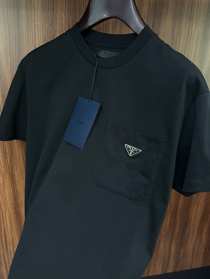 Göğüs Cep Detaylı Metal Logolu Basic T-Shirt