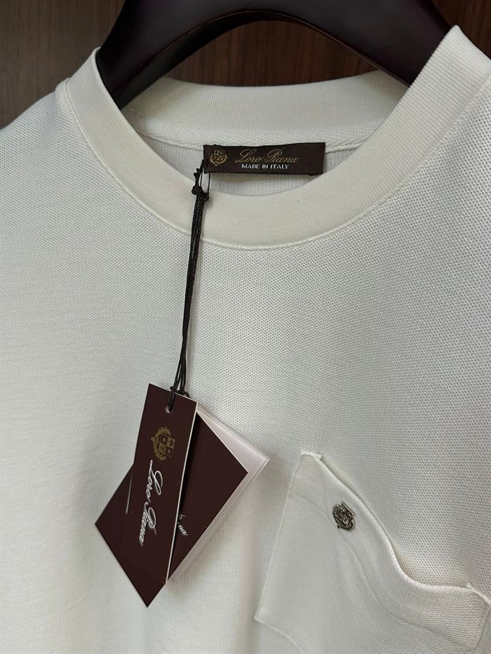 Göğüs Cep Detaylı Mini Metal Logo T-Shirt