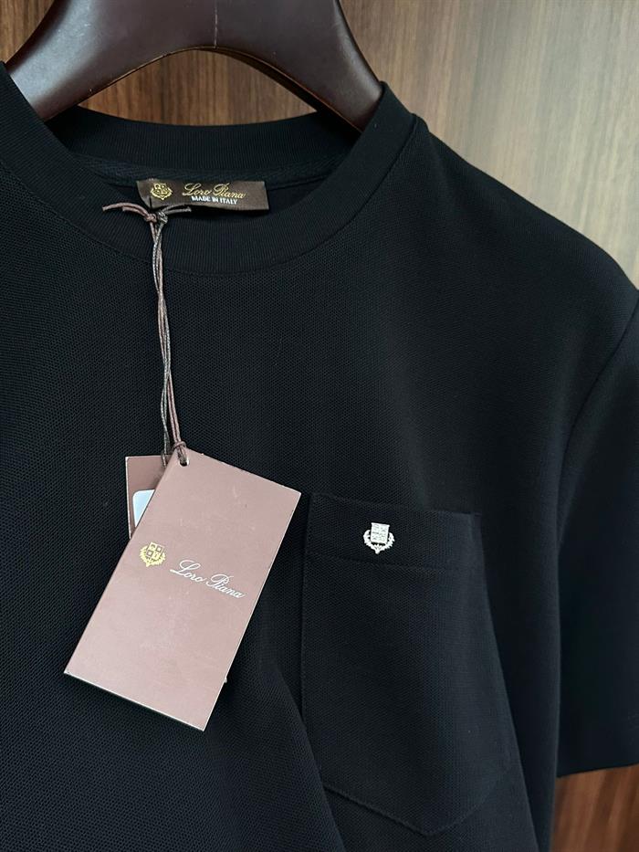 Göğüs Cep Detaylı Mini Metal Logo T-Shirt