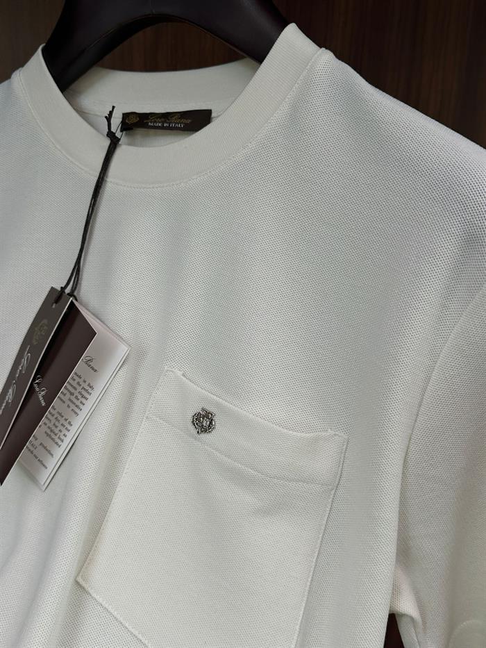 Göğüs Cep Detaylı Mini Metal Logo T-Shirt