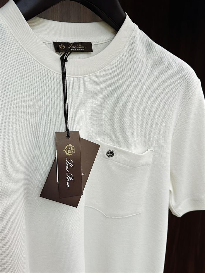 Göğüs Cep Detaylı Mini Metal Logo T-Shirt