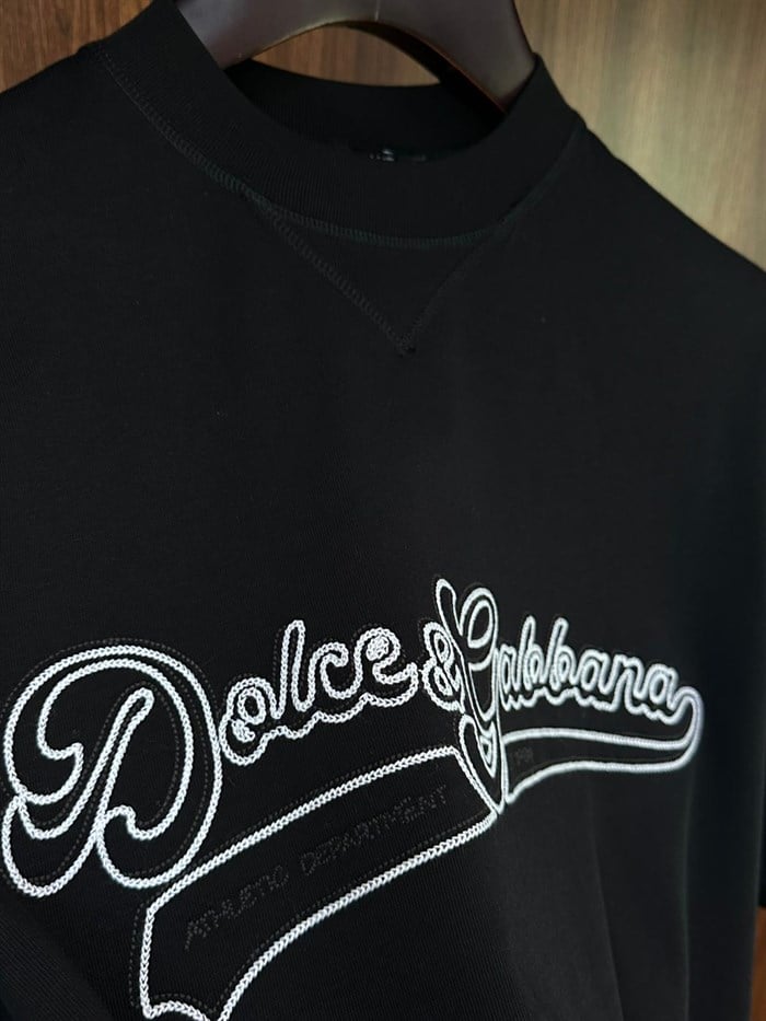 Göğüs Kabartma Nakış Yazılı T-Shirt