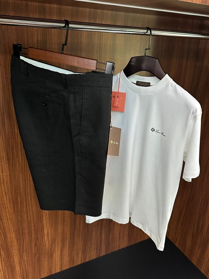 Göğüs Marka Yazılı Bisiklet Yaka T-Shirt