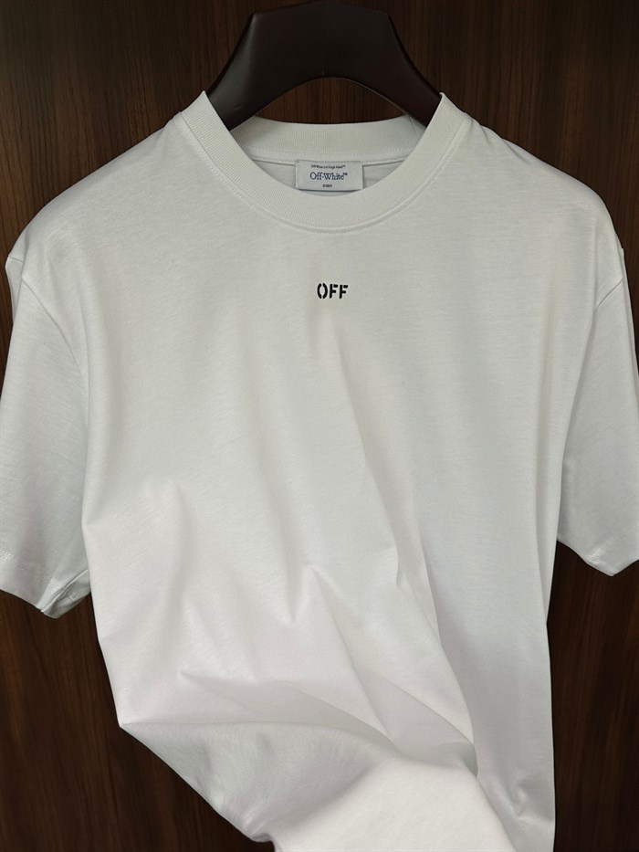 Göğüs Marka Yazılı T-shirt