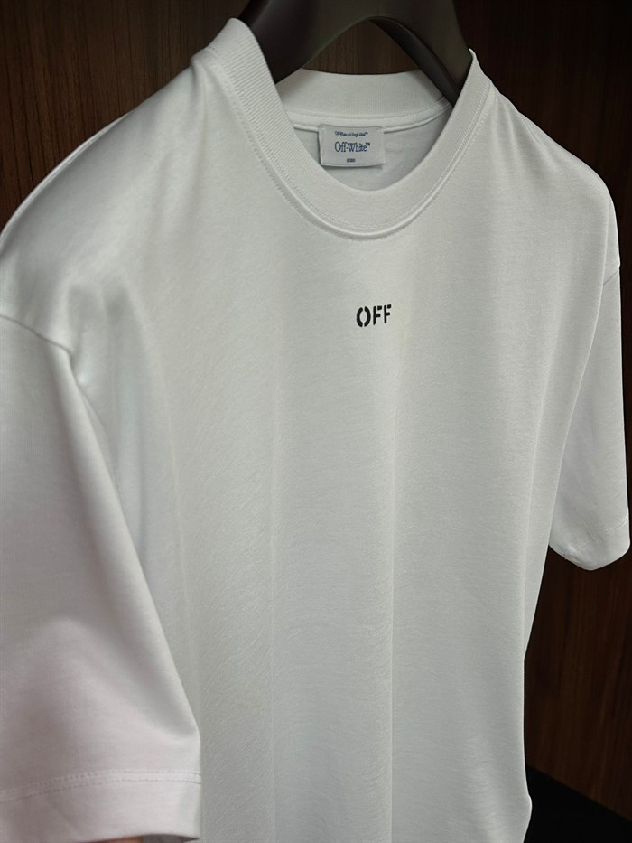 Göğüs Marka Yazılı T-shirt