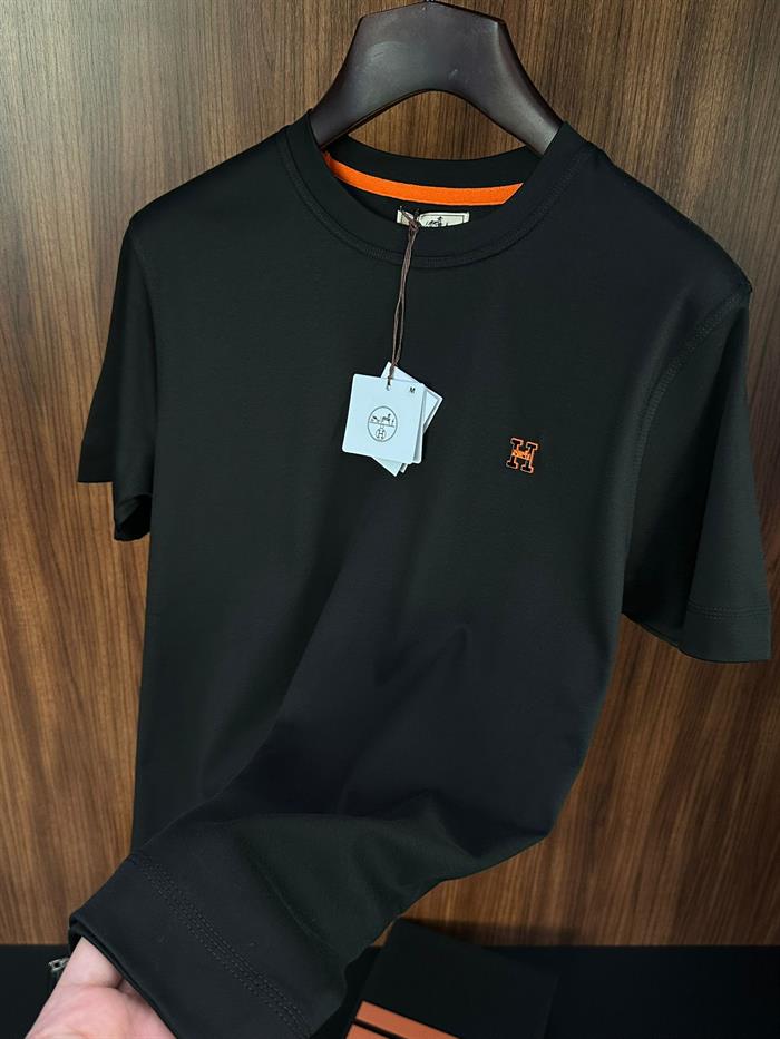 Göğüs Metal Logolu Bisiklet Yaka T-Shirt