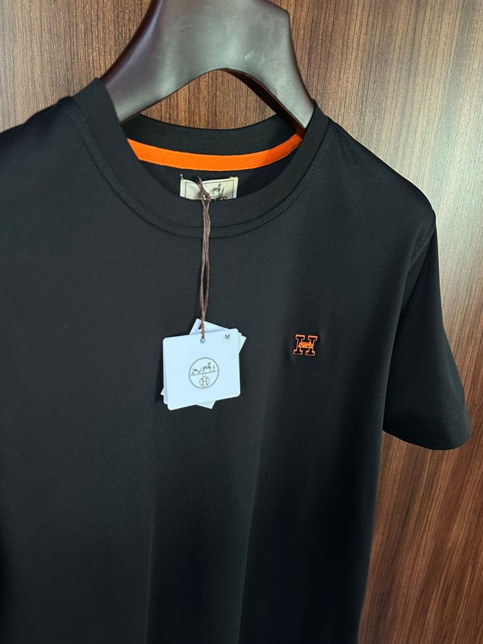 Göğüs Metal Logolu Bisiklet Yaka T-Shirt