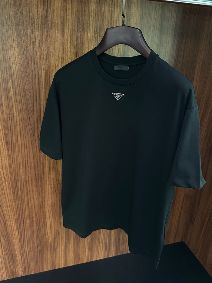 Göğüs Metal Logolu T-Shirt