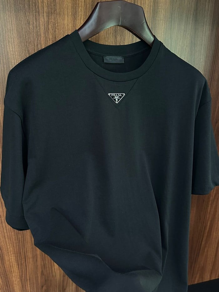 Göğüs Metal Logolu T-Shirt