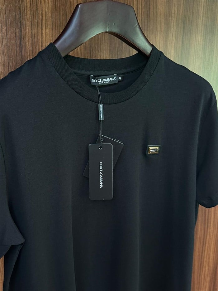 Göğüs Metal Logolu T-Shirt