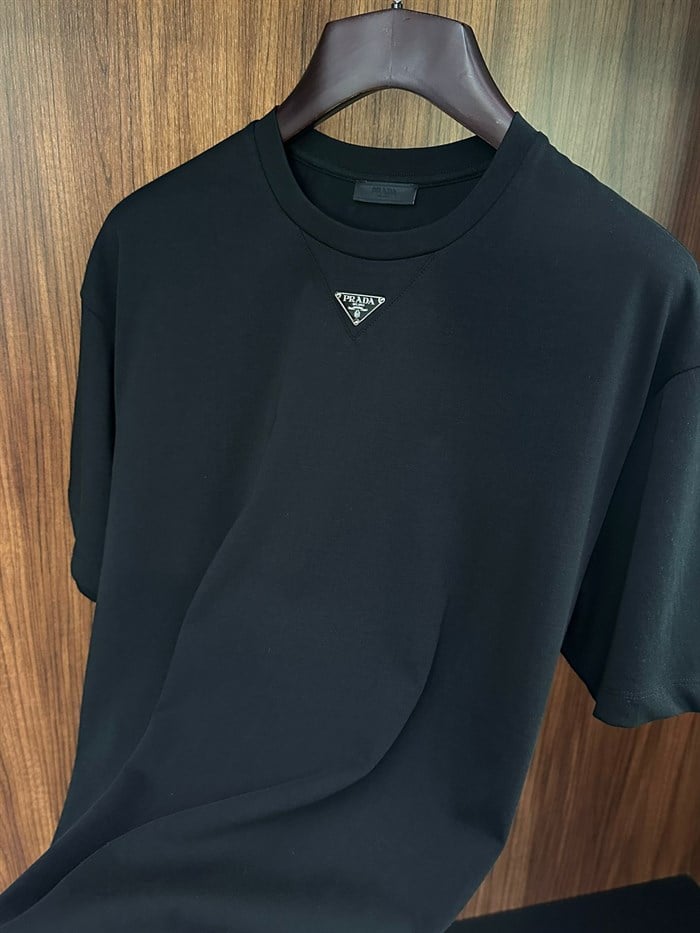 Göğüs Metal Logolu T-Shirt