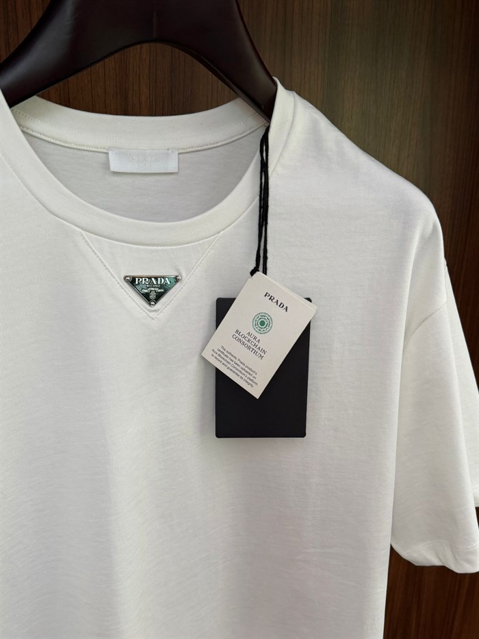 Göğüs Metal Logolu T-Shirt