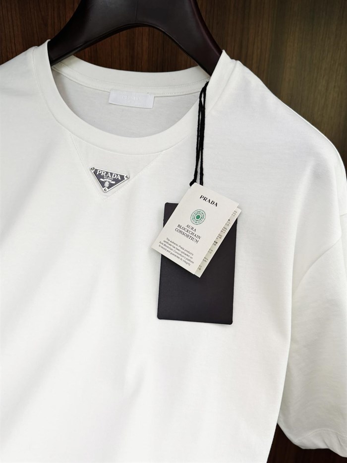 Göğüs Metal Logolu T-Shirt