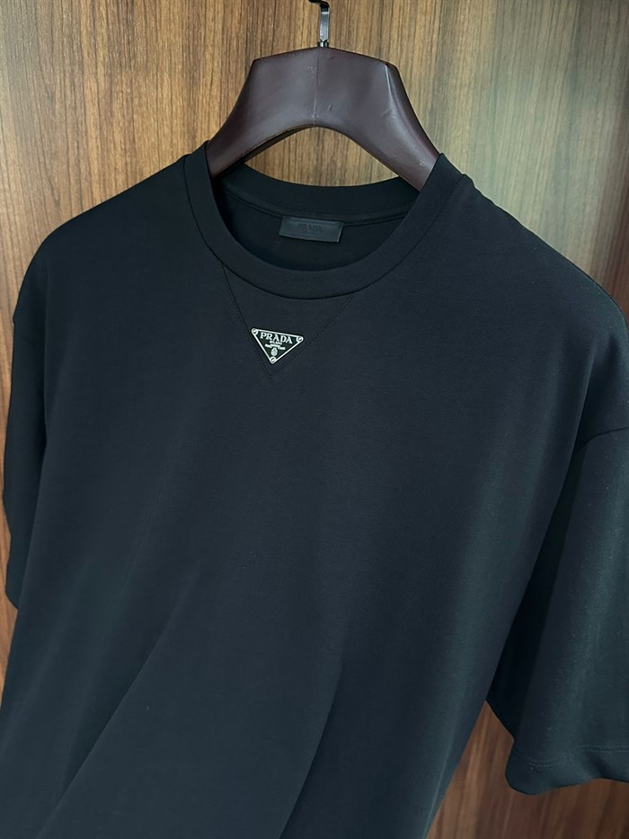 Göğüs Metal Logolu T-Shirt
