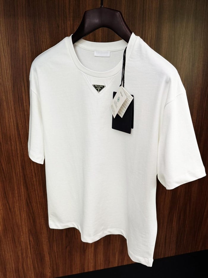 Göğüs Metal Logolu T-Shirt
