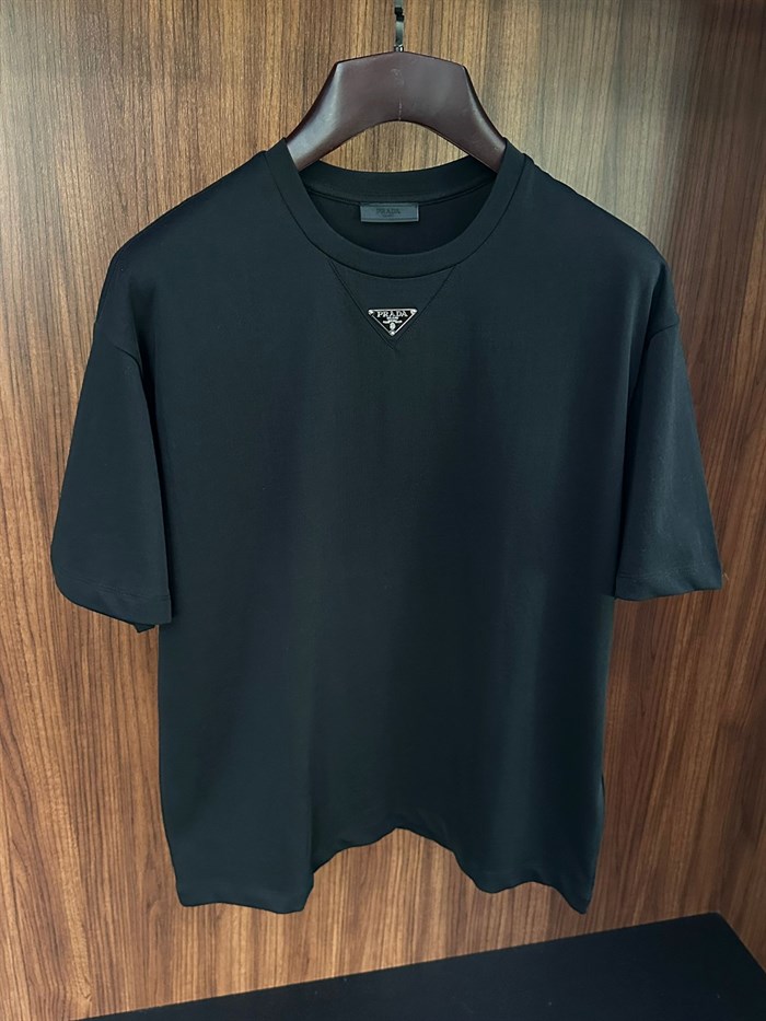 Göğüs Metal Logolu T-Shirt