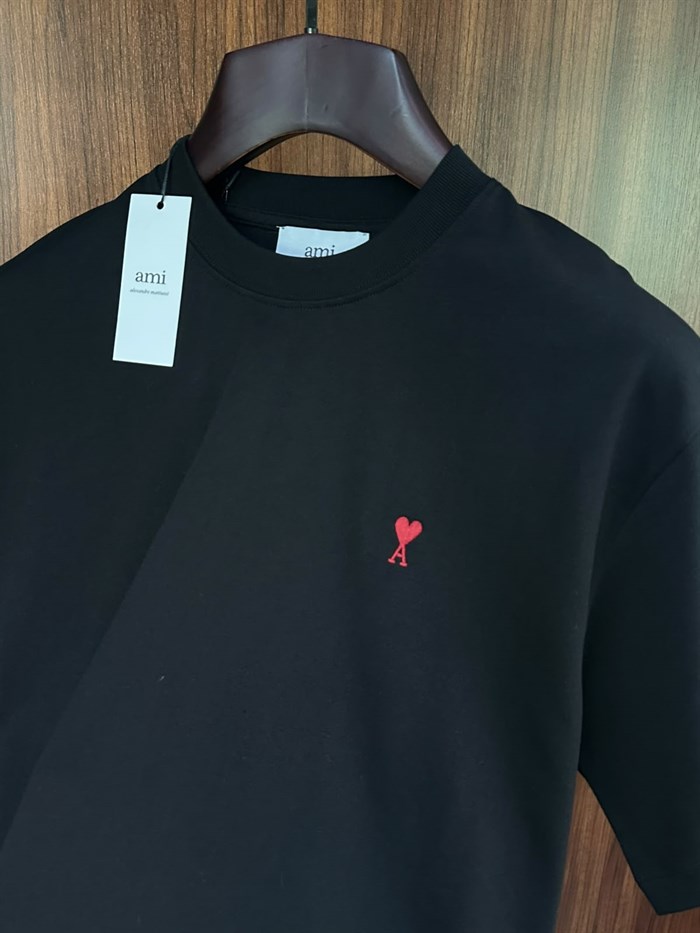 Kırmızı Nakış Marka Logolu T-Shirt