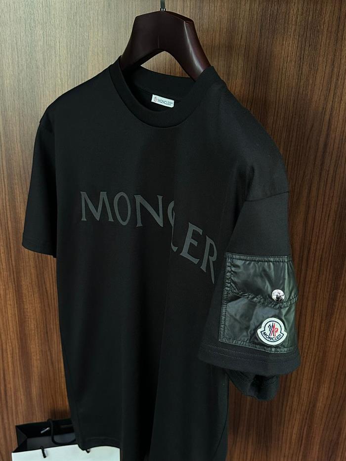 Marka Baskılı Kol Cep Detaylı T-Shirt