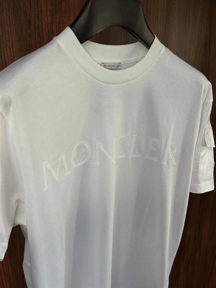 Marka Baskılı Kol Cep Detaylı T-Shirt