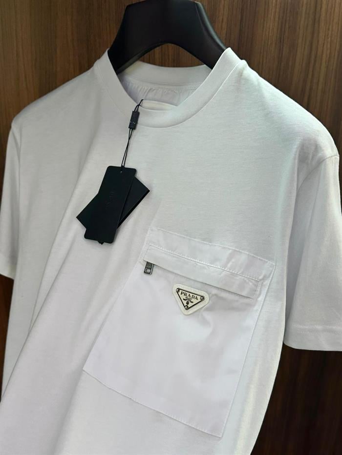 Metal Logo Cep Detaylı Pamuk T-Shirt