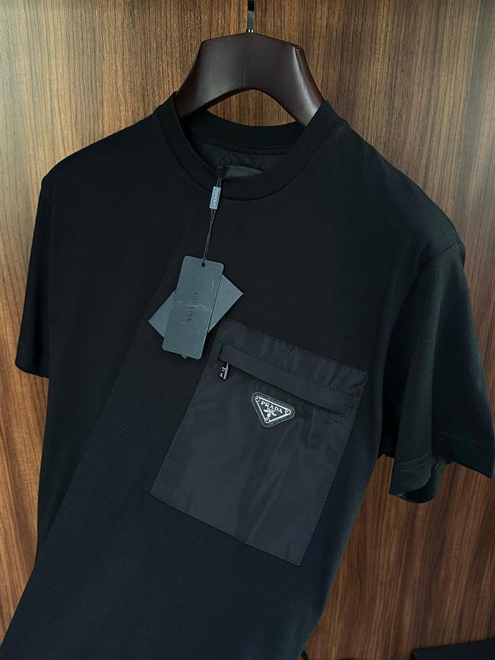 Metal Logo Cep Detaylı Pamuk T-Shirt