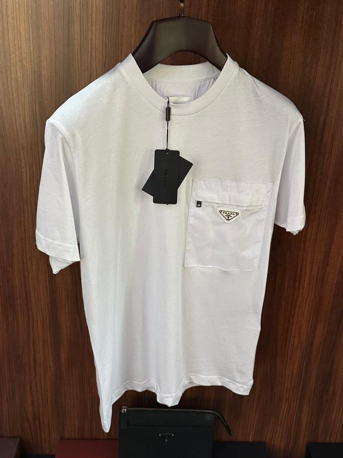 Metal Logo Cep Detaylı Pamuk T-Shirt