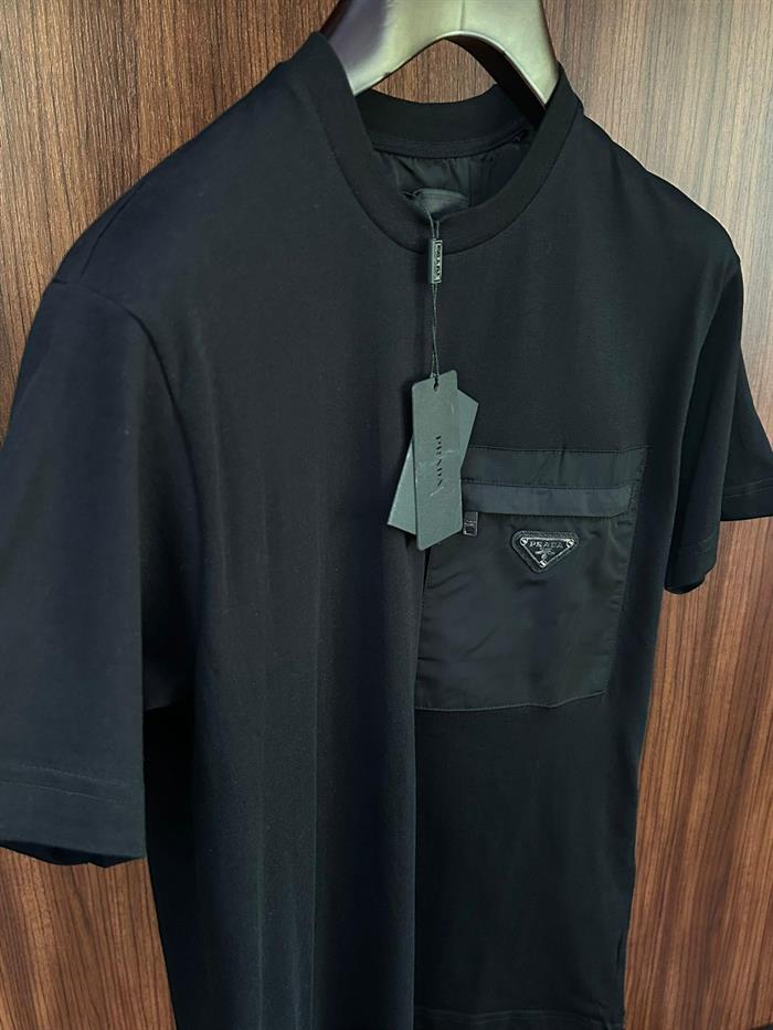 Metal Logo Cep Detaylı Pamuk T-Shirt