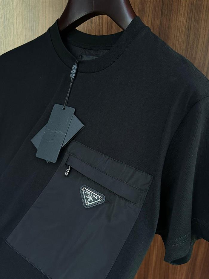 Metal Logo Cep Detaylı Pamuk T-Shirt