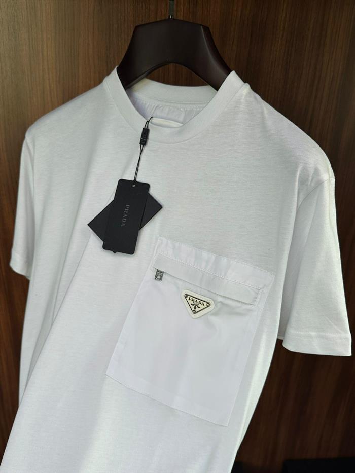 Metal Logo Cep Detaylı Pamuk T-Shirt