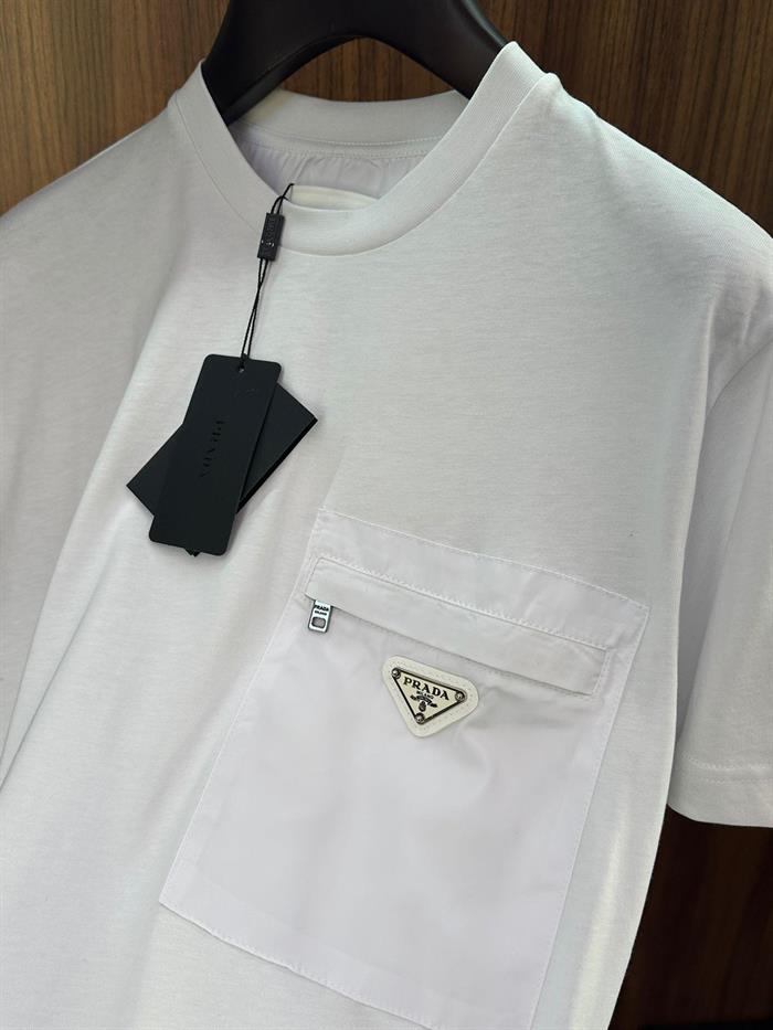 Metal Logo Cep Detaylı Pamuk T-Shirt