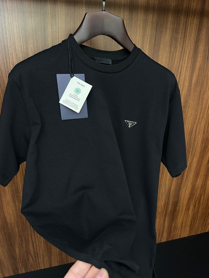 Metal Logolu Bisiklet Yaka Basic T-Shirt