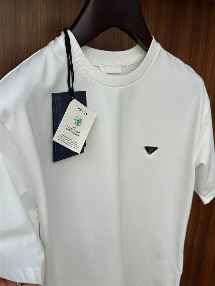 Metal Logolu Bisiklet Yaka Basic T-Shirt