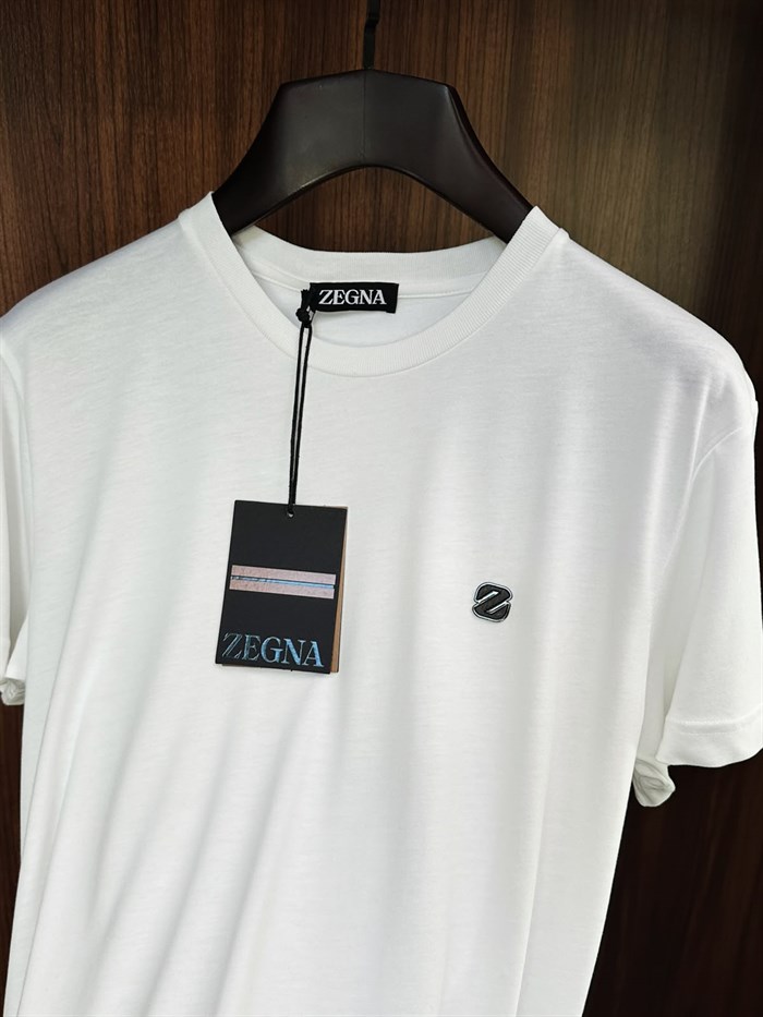 Metal Logolu Bisiklet Yaka T-Shirt