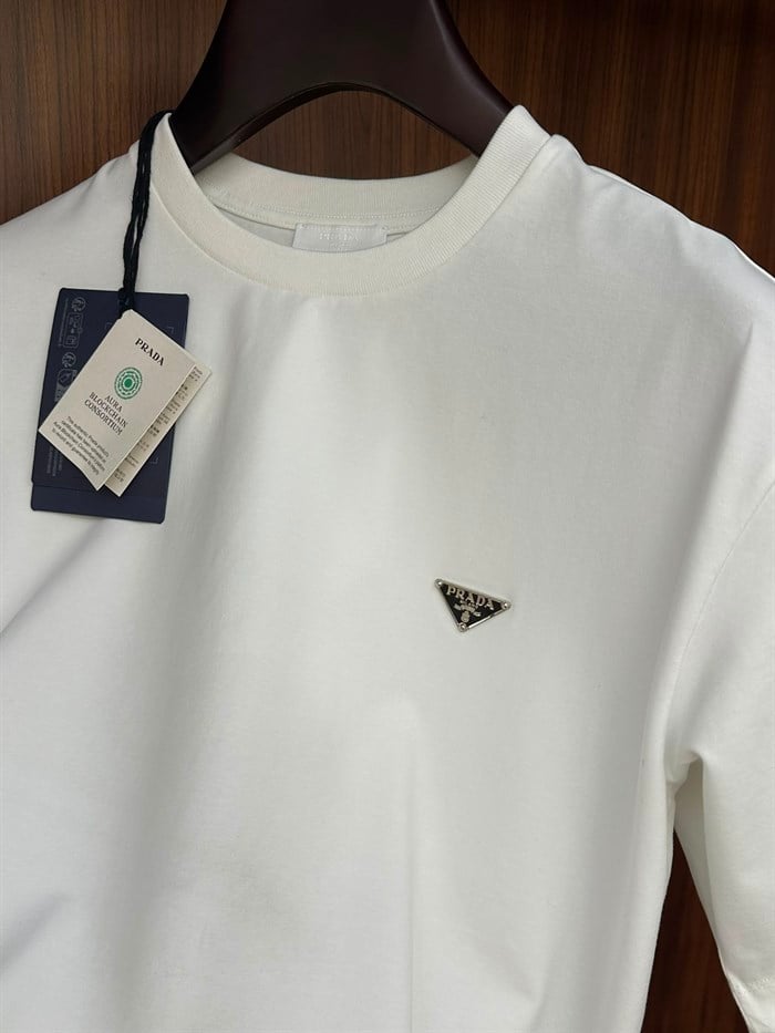 Metal Logolu Bisiklet Yaka Basic T-Shirt