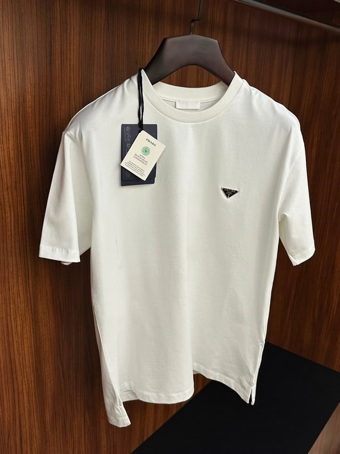 Metal Logolu Bisiklet Yaka Basic T-Shirt