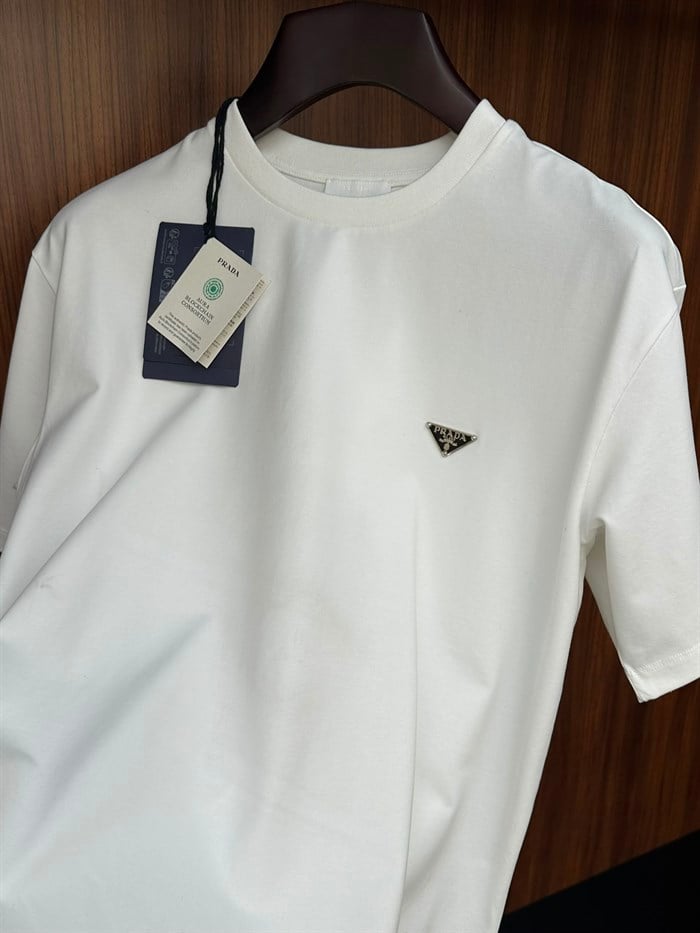 Metal Logolu Bisiklet Yaka Basic T-Shirt