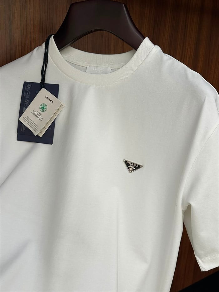 Metal Logolu Bisiklet Yaka Basic T-Shirt