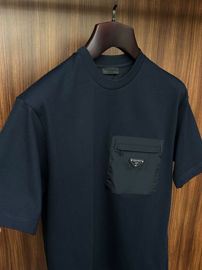 Paraşüt Kumaş Cep Detaytlı Metal Logolu T-Shirt