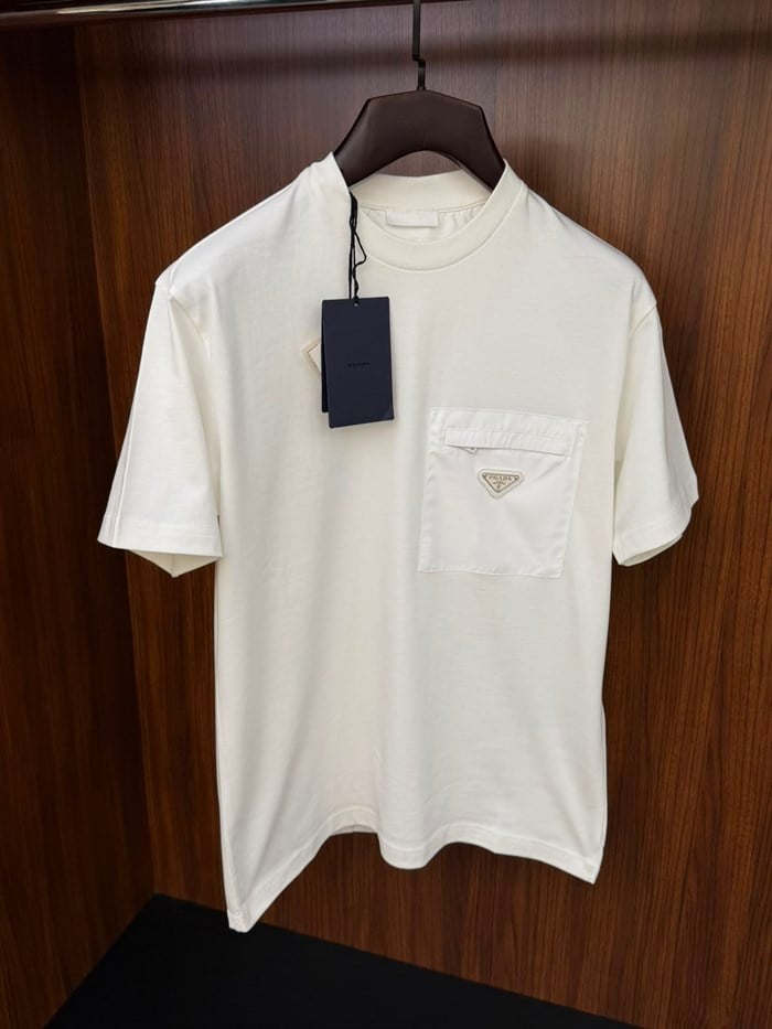 Paraşüt Kumaş Cep Detaytlı Metal Logolu T-Shirt